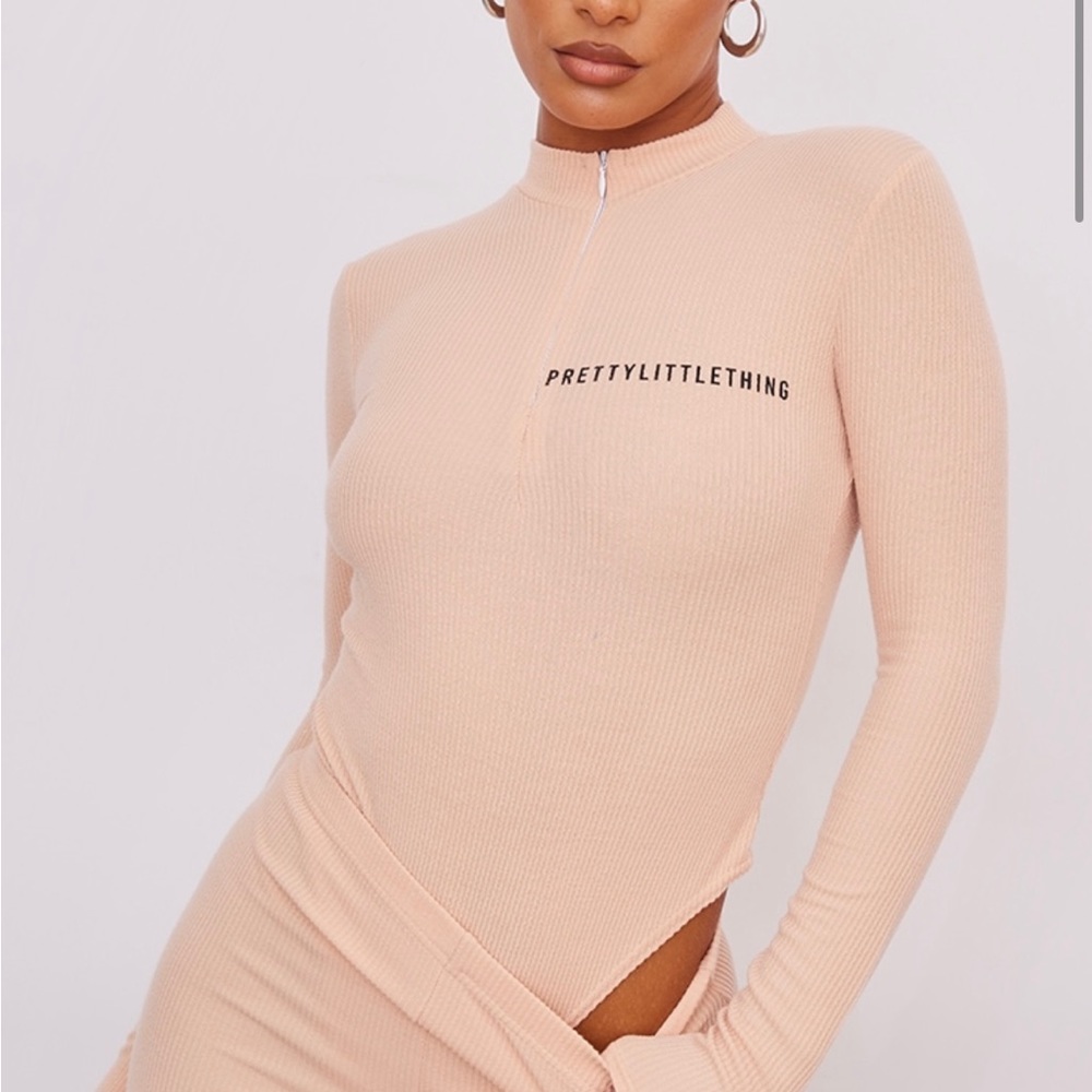 PRETTYLITTLETHING Dusty Pink Crinkle Rib Half Zip Bodysuit